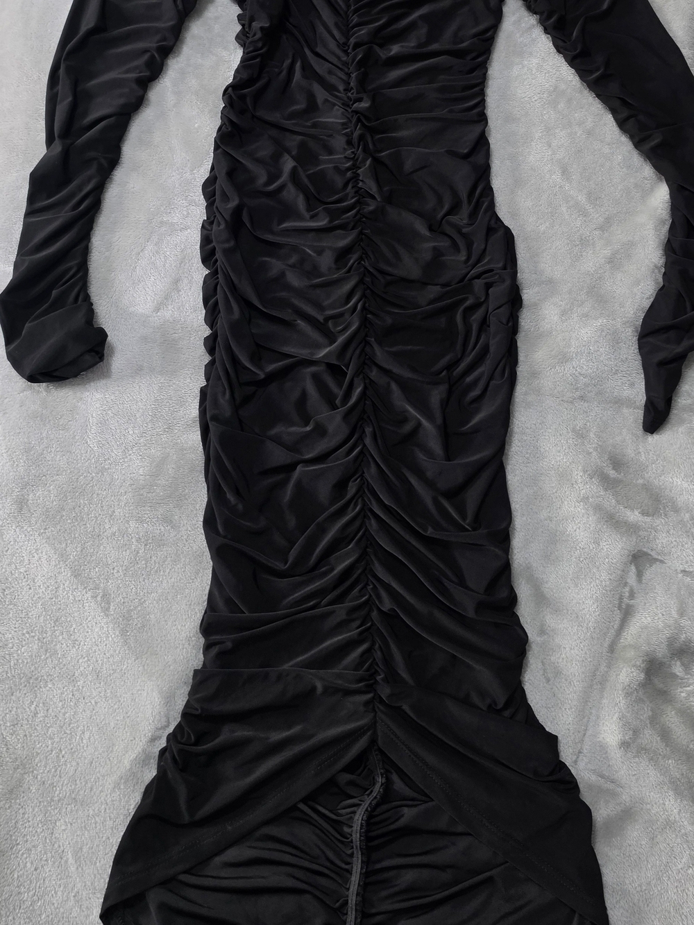 Sabora Black Ruched Long-Sleeve Midi Dress